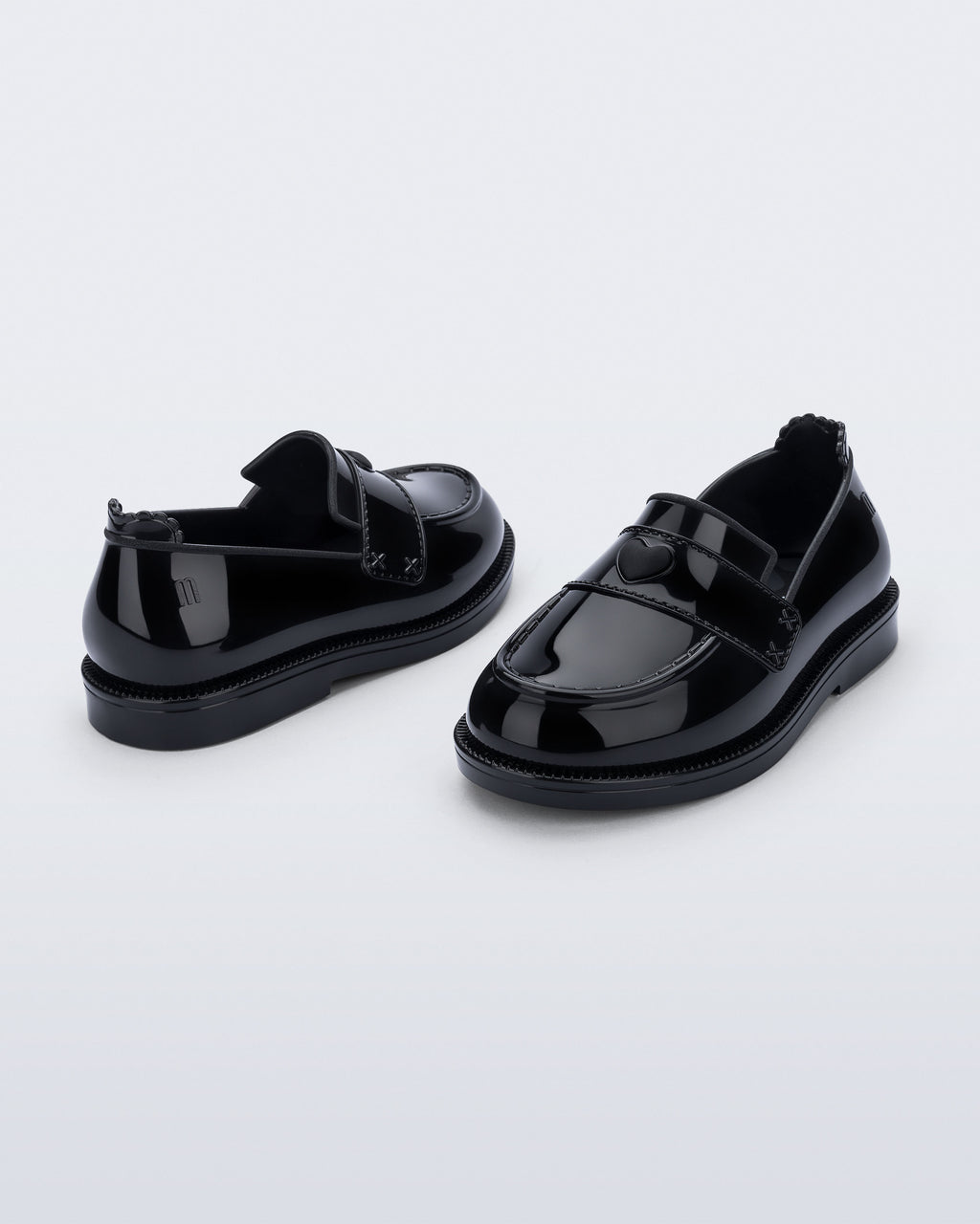 Siyah Mini Melissa Royal Love çifti üstten açıyla; kalp desenli iç astar net şekilde görünüyor.