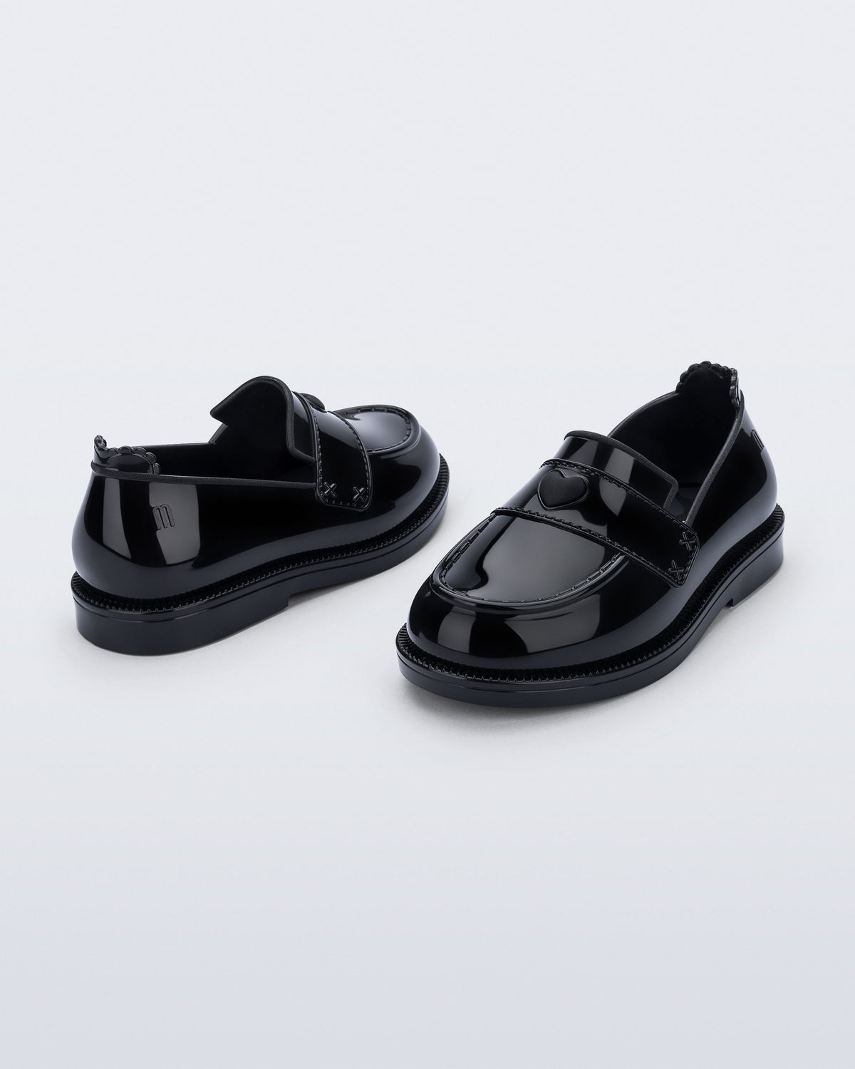Siyah Mini Melissa Royal Love çifti üstten açıyla; kalp desenli iç astar net şekilde görünüyor.