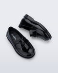 Mini Melissa Royal Love babetin kalp rozet ve dikişli strap detayı yakın planda görünüyor.