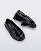 Mini Melissa Royal Love babetin kalp rozet ve dikişli strap detayı yakın planda görünüyor.