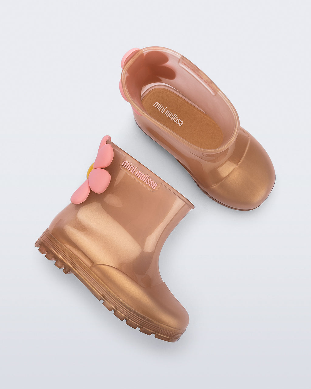 Mini Melissa Welly Bloomy botun çiçek aplike ve taban detayı yakın planda görünüyor.