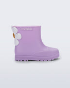 Mini Melissa Welly Bloomy lila yağmur botu, beyaz çiçek aplikesiyle yan açıdan görünüyor.
