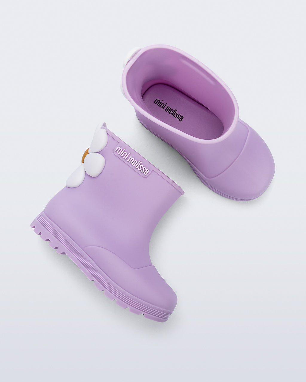 Mini Melissa Welly Bloomy botun çiçek aplike ve taban detayı yakın planda görünüyor.