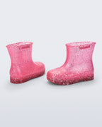 Şeffaf pembe Mini Melissa Welly Shiny çifti üstten açıyla; simli kalp parçacıkları net görünüyor.