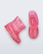 Mini Melissa Welly Shiny botun simli doku ve taban detayı yakın planda görünüyor.
