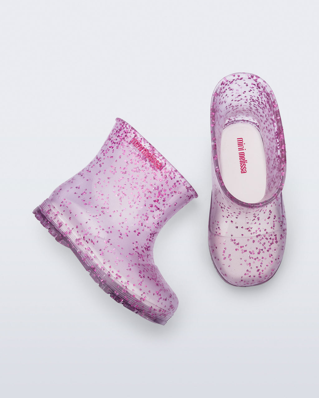 Mini Melissa Welly Shiny botun simli doku ve taban detayı yakın planda görünüyor.