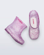 Mini Melissa Welly Shiny botun simli doku ve taban detayı yakın planda görünüyor.
