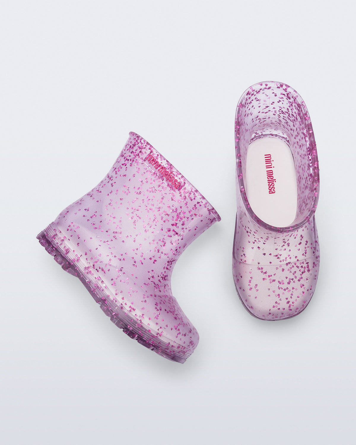 Mini Melissa Welly Shiny botun simli doku ve taban detayı yakın planda görünüyor.
