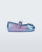 Mini Melissa Soft Ballerina Princess pembe mavi ombre babet, simli kalp aplikeli burun detayıyla yan açıdan görünüyor.