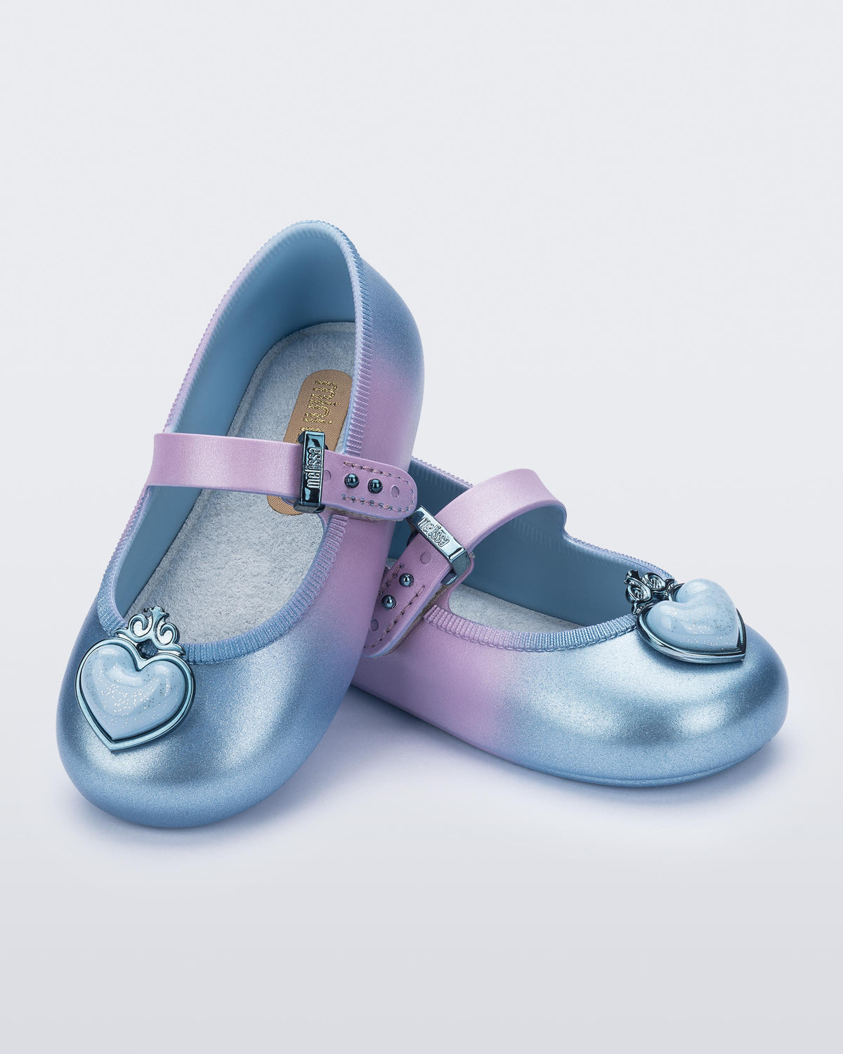 Pembe mavi ombre Mini Melissa Soft Ballerina Princess çifti üstten açıyla; simli kalp detayı net şekilde görünüyor.