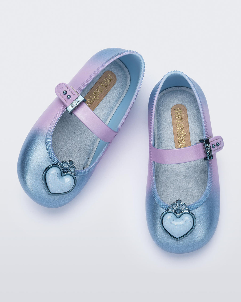 Mini Melissa Soft Ballerina Princess babetin kayış ve toka detayı yakın planda; kalp aplikenin üzerindeki taç motifi görünüyor.