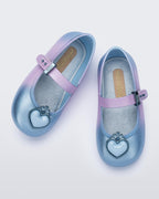 Mini Melissa Soft Ballerina Princess babetin kayış ve toka detayı yakın planda; kalp aplikenin üzerindeki taç motifi görünüyor.