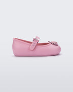 Mini Melissa Soft Ballerina Princess pembe babet, simli kalp aplikeli burun detayı ve metalik tokasıyla yan açıdan görünüyor.