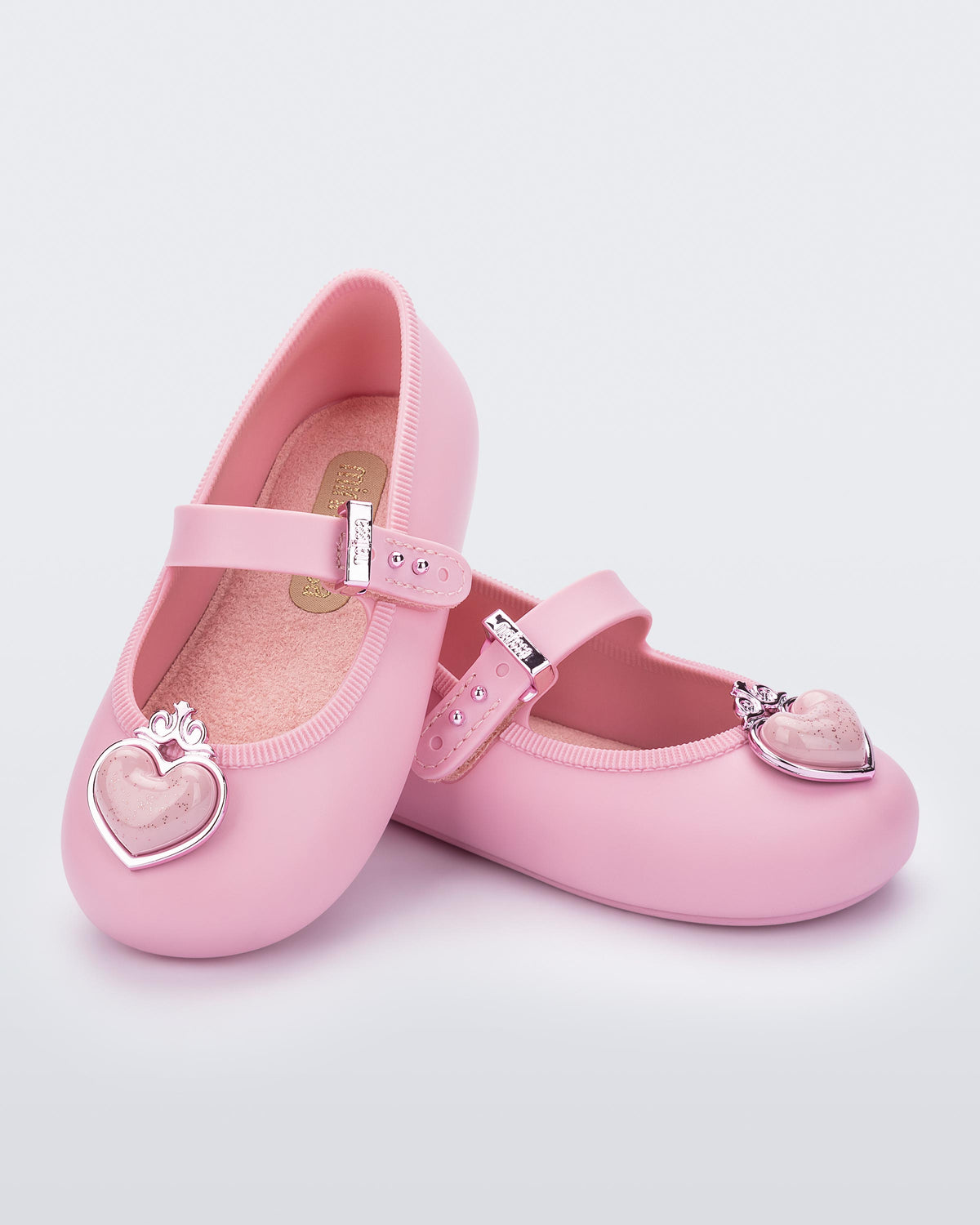 Pembe Mini Melissa Soft Ballerina Princess çifti üstten açıyla; simli kalp detayı ve ayarlanabilir kayış net şekilde öne çıkıyor.