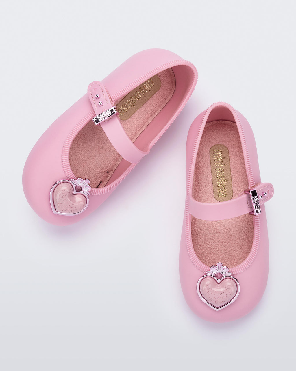 Mini Melissa Soft Ballerina Princess babetin kayış ve toka detayı yakın planda; kalp aplikenin üzerindeki taç motifi görünüyor.