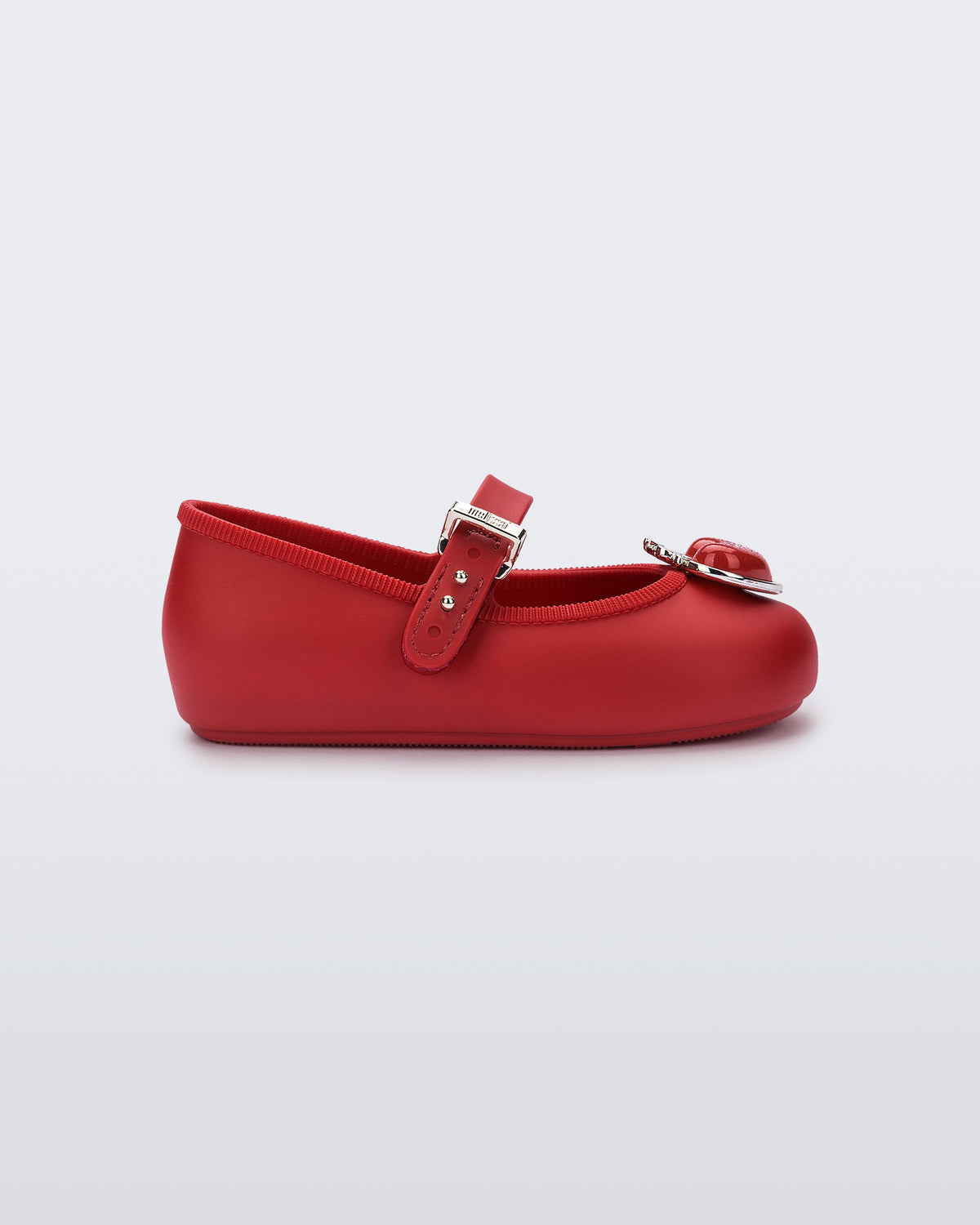 Mini Melissa Soft Ballerina Princess kırmızı babet, simli kalp aplikeli burun detayıyla yan açıdan görünüyor.