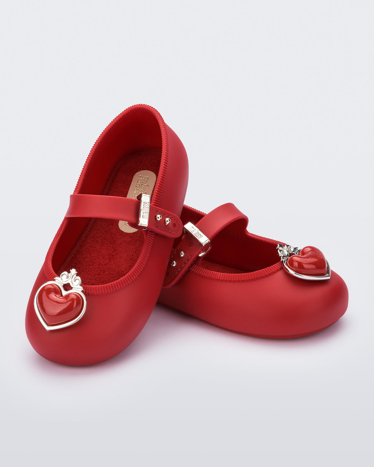 Kırmızı Mini Melissa Soft Ballerina Princess çifti üstten açıyla; simli kalp detayı net şekilde görünüyor.
