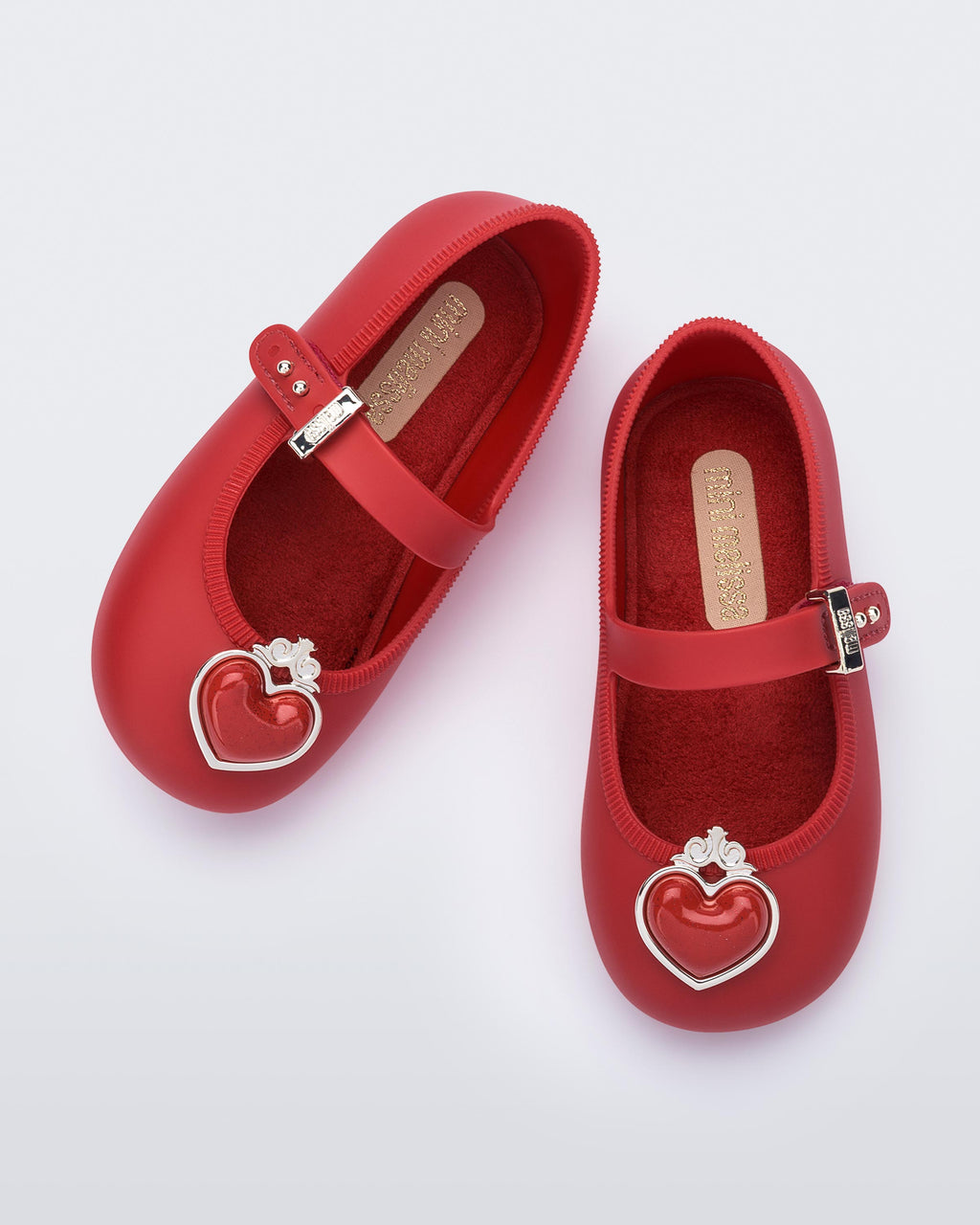 Mini Melissa Soft Ballerina Princess babetin kayış ve toka detayı yakın planda; kalp aplikenin üzerindeki taç motifi görünüyor.