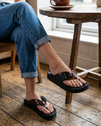 Melissa kadın siyah platform parmak arası terlik, tortoise kaplumbağa desenli bantlı, kalın tabanlı şehir ve günlük kullanım modeli.