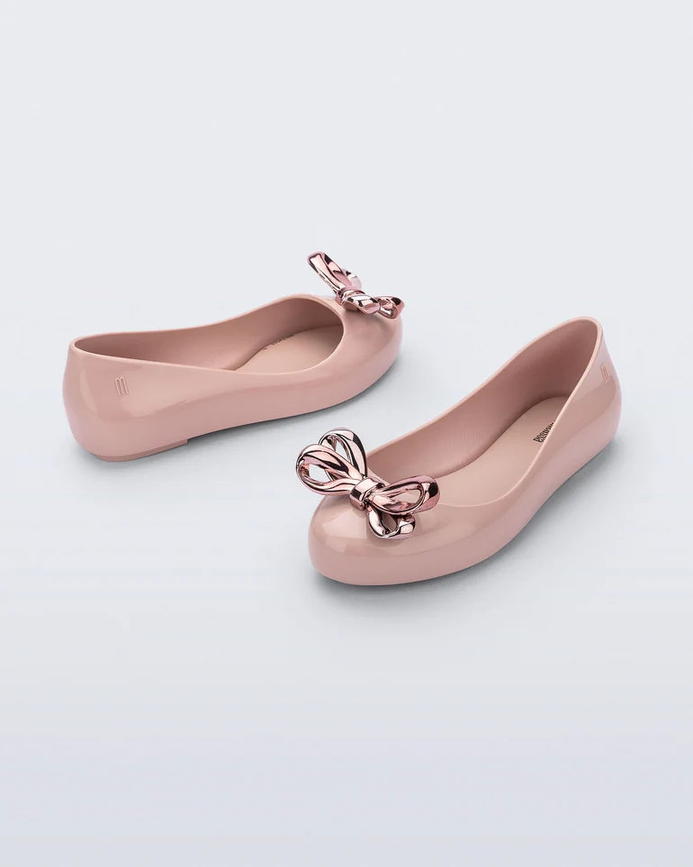Kız çocukları için parlak pembe babet – Mini Melissa Sweet Love Glam INF, konforlu ve esnek Melflex™ malzeme