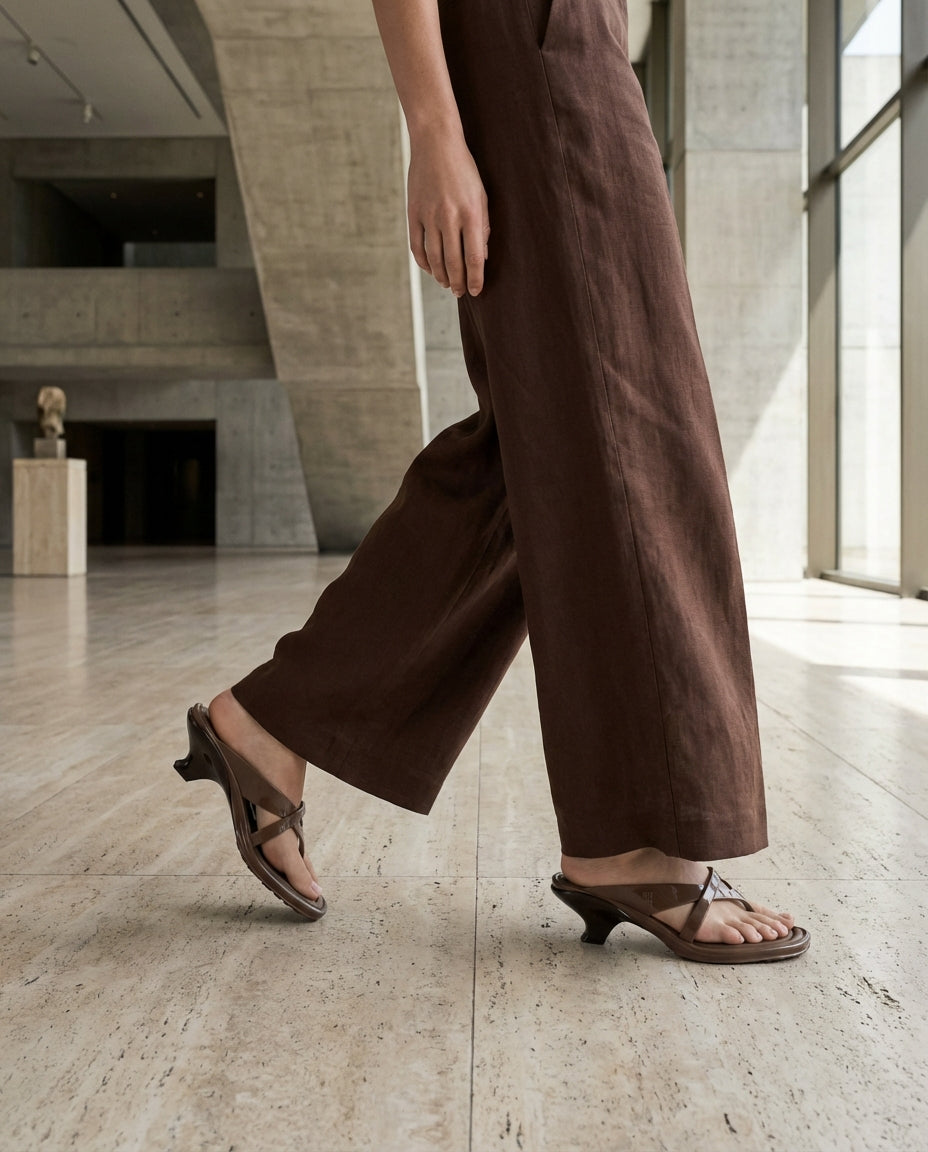 Melissa kadın kahve rengi topuklu terlik, modern heykelsi topuk tasarımı, keten pantolon ve ofis şıklığı için parmak arası model.