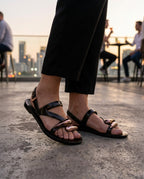 Melissa kadın siyah sandalet, önü rose gold metal aksesuarlı, şık akşam ve davet kombinleri için düz taban model.