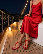 Melissa kadın kırmızı abiye sandalet, taşlı ve süslü parmak arası model, kırmızı elbise ve gece daveti kombini.