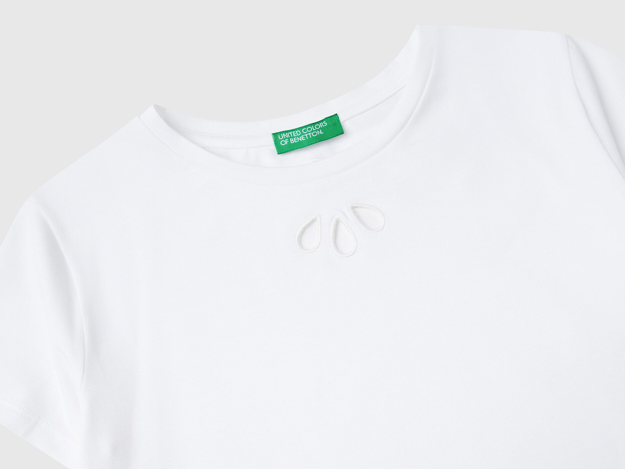 Benetton Kız Çocuk Beyaz Önü Kesik İşlemeli Arkası Logo Detaylı Tişört