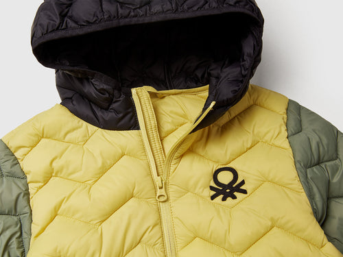Benetton Çocuk Sarı-Haki Kapüşonlu Mevsimlik Pufa Mont – Logo İşlemeli