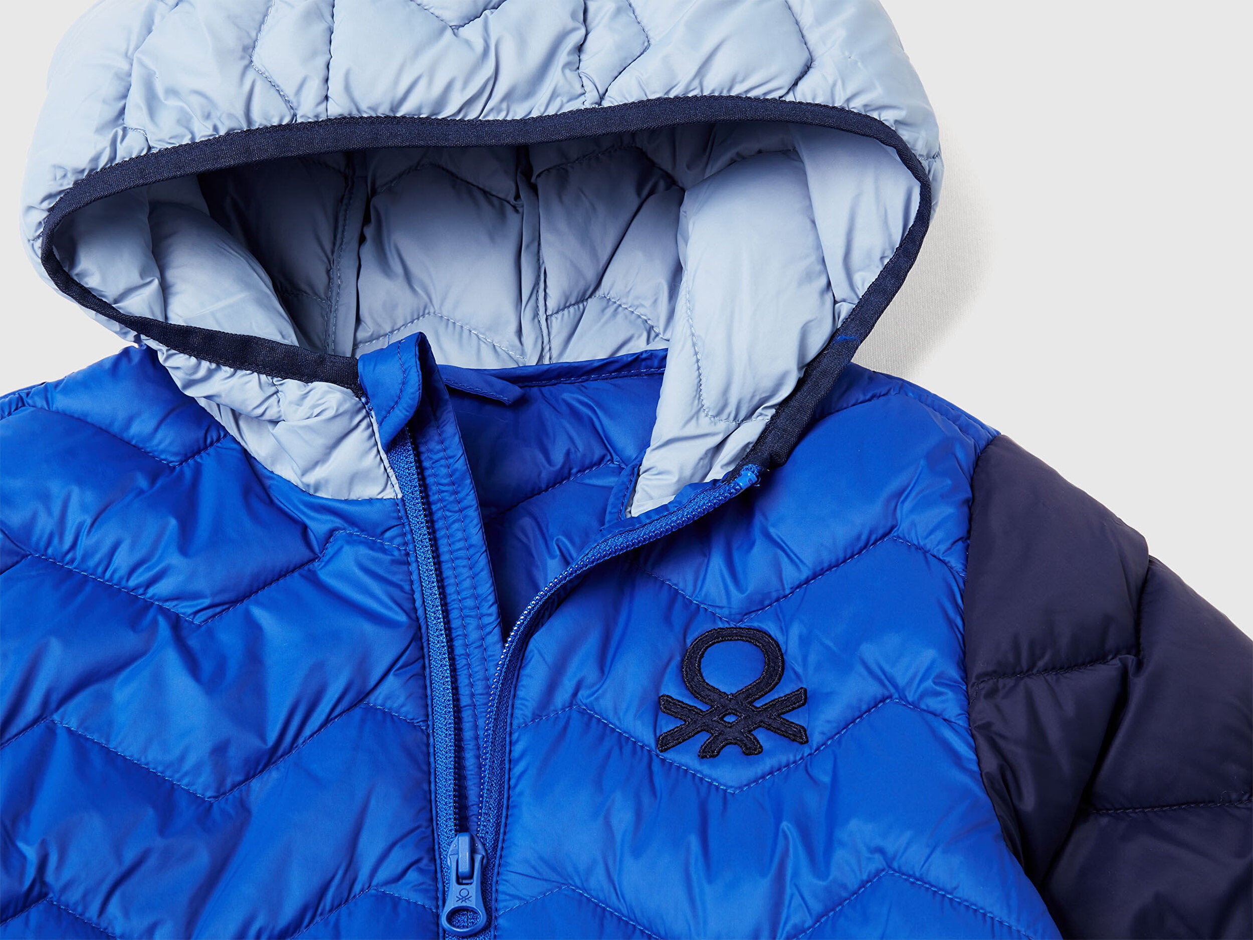 Benetton Bebek Mavi Kapüşonlu Mevsimlik Mont – Logo Detaylı