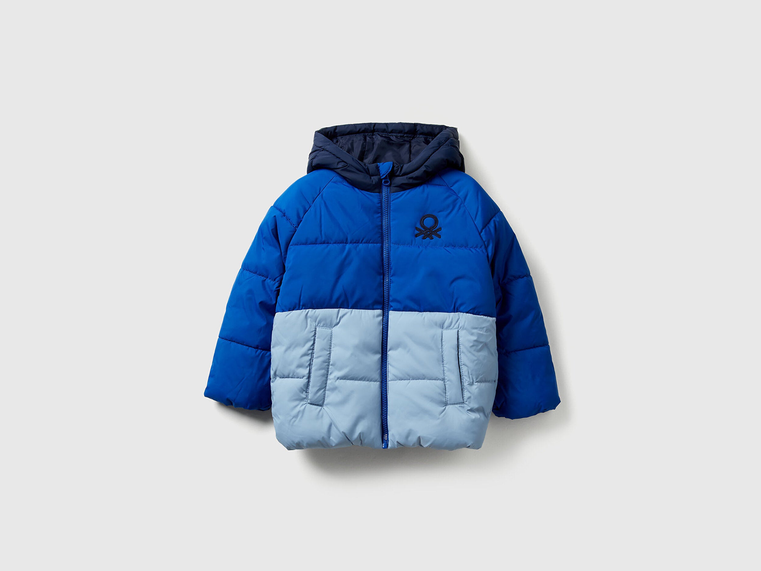 Benetton Erkek Bebek Açık Mavi-Gri Sol Göğsü Logo Yamalı Önü Cepli Kapüşonlu Fermuarlı Mont