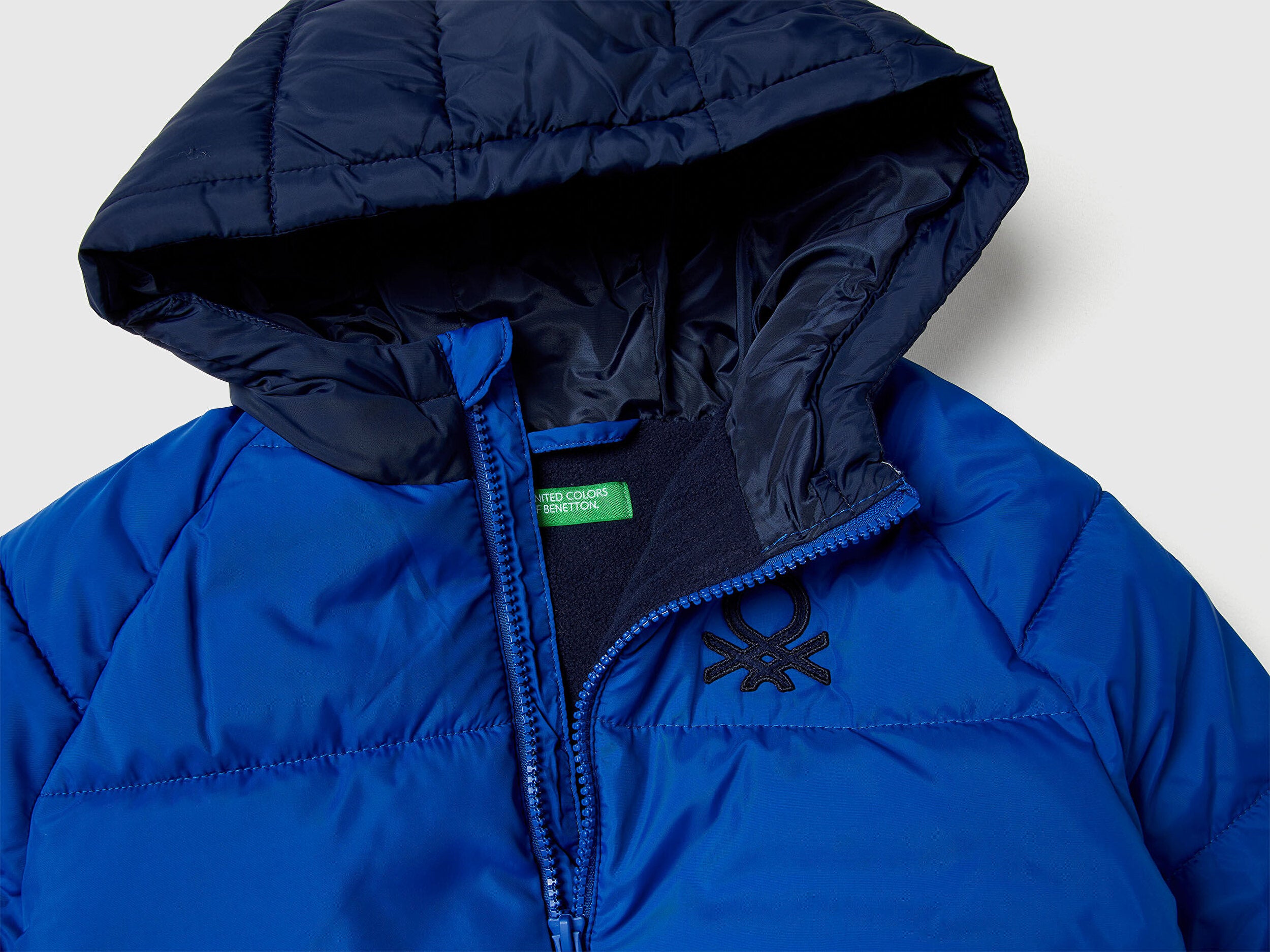 Benetton Erkek Bebek Açık Mavi-Gri Sol Göğsü Logo Yamalı Önü Cepli Kapüşonlu Fermuarlı Mont