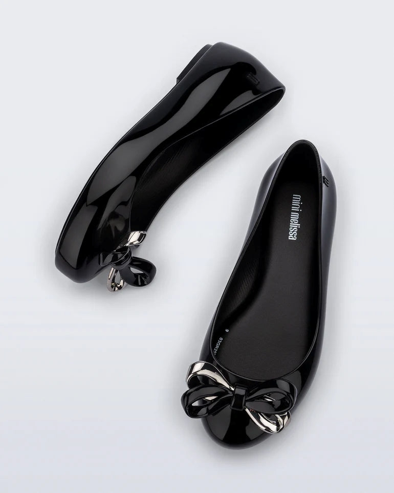 Mini Melissa Sweet Love Glam INF siyah çocuk babet, parlak metalik fiyonk detaylı şık ayakkabı
