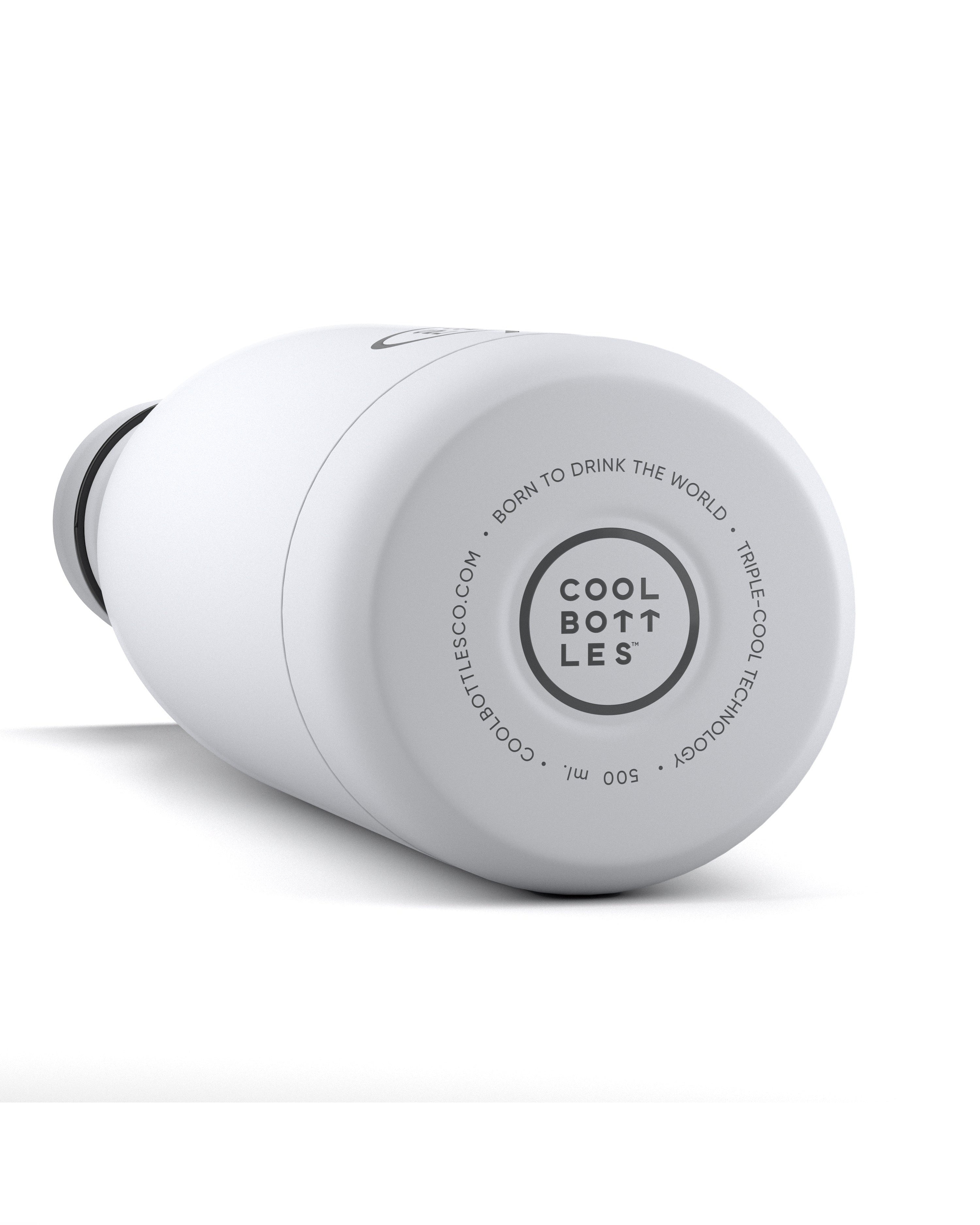 Cool Bottles Mono White mat toz boya yüzey ve taban logosu yakın çekim
