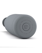 Cool Bottles Pastel Grey mat yüzey ve taban logosu yakın çekim