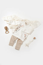 BabyCosy organik pamuk zürafa sweatshirt ve bej pantolon takımı, müslin ve çıngırakla kombin