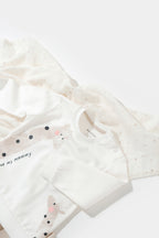 BabyCosy zürafa baskılı ekru sweatshirt, puantiyeli müslin örtü üzerinde yakın çekim