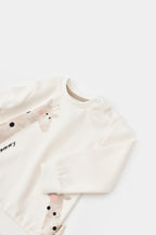 BabyCosy ekru sweatshirtin zürafa baskısı ve omuz çıtçıtları, çapraz görünüm