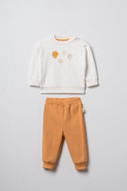 Organik pamuk GOTS sertifikalı ekru bebek sweatshirt ve tarçın pantolon takımı, balon illüstrasyonlu interlok set