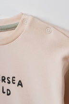 GOTS sertifikalı organik pamuk bebek sweatshirtü yaka detayı, nikel içermeyen çıtçıt kapama yakın plan