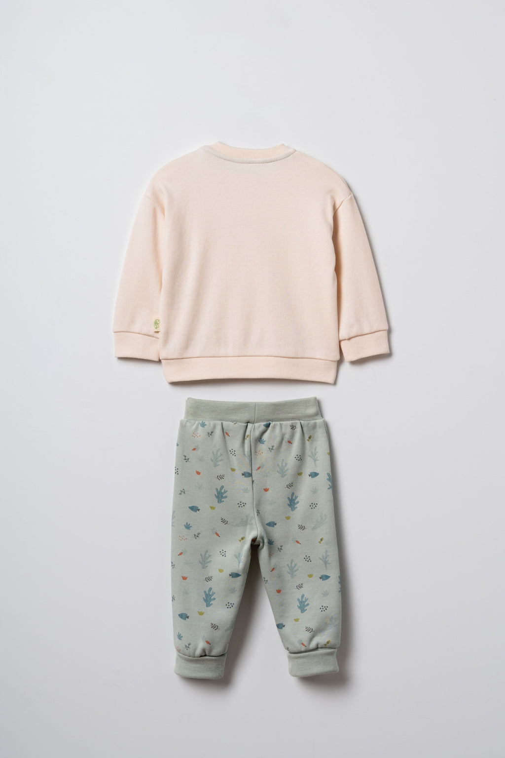 Organik pamuk bebek sweatshirt eşofman takımının arka görünümü, rahat kesim uzun kol ve tam boy pantolon