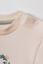 GOTS sertifikalı organik pamuk cepli bebek sweatshirtü yaka detayı, nikel içermeyen çıtçıt kapama yakın plan