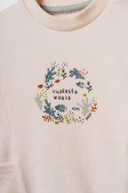Pudra peach organik pamuk bebek sweatshirtü, göğüsteki Undersea World çelenk baskısı ve deniz altı illüstrasyonu yakın çekim