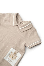 BabyCosy Teddy Bear müslin tulumun biyeli polo yakası ve ayıcık aplikeli cebi, yakın çekim