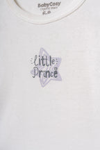 Ekru organik pamuk pointel üst üzerindeki "Little Prince" yazı detayı ve yıldız formundaki nefes alabilir doku