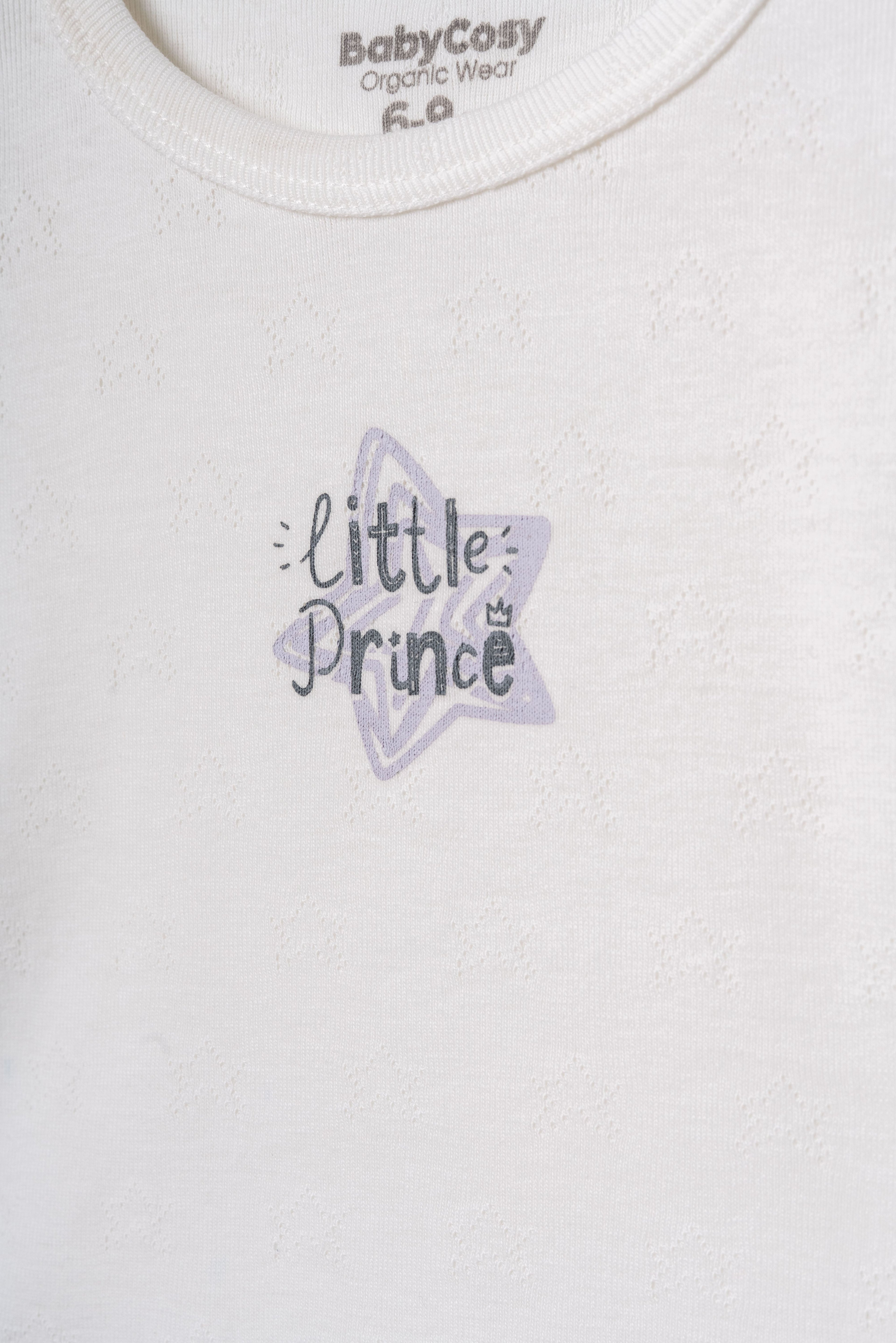 Ekru organik pamuk pointel üst üzerindeki "Little Prince" yazı detayı ve yıldız formundaki nefes alabilir doku