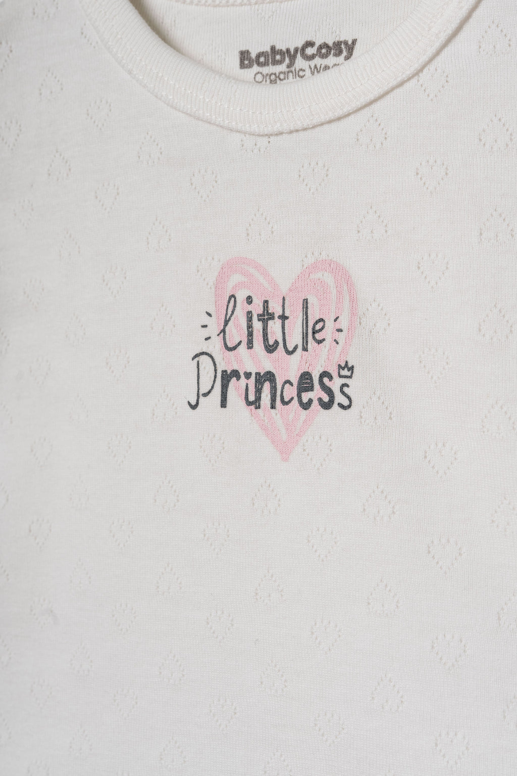 Ekru organik pamuk pointel tişört üzerindeki pembe kalp ve Little Princess yazısı yakın plan çekimi