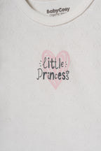 Ekru organik pamuk pointel tişört üzerindeki pembe kalp ve Little Princess yazısı yakın plan çekimi