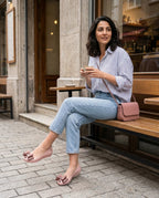 Melissa pudra pembe babet günlük kombin - jean ve mavi gömlek ile kafe önü bahar stili