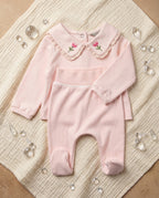 Crystal Baby pembe patikli pantolon ve nakışlı dantel yakalı üst, müslin üzerinde kombin